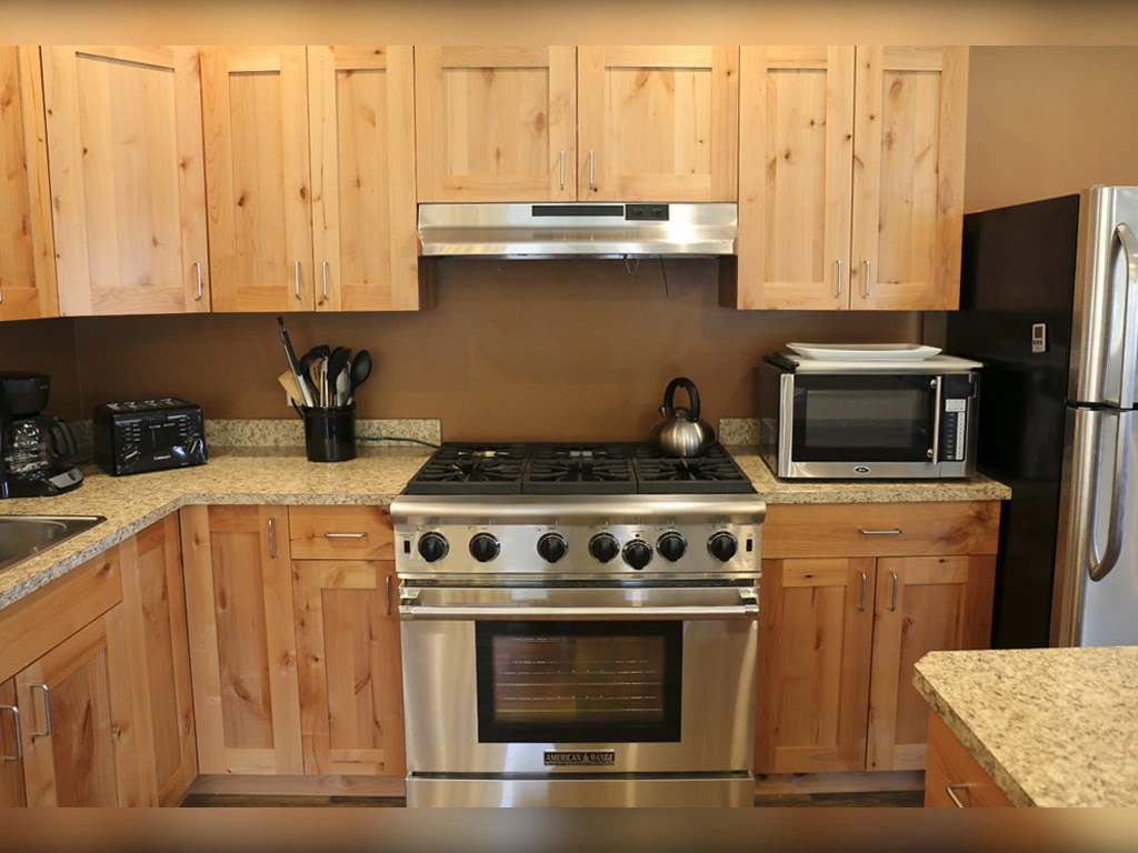 Hammer 'Em Outfitters Montana Hunting Lodge - Kitchen Range