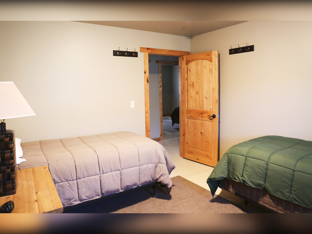 Hammer 'Em Outfitters Montana Hunting Lodge - Bedroom 1
